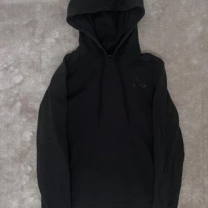 Svart hoodie Y-3  - Svart hoodie från Y-3 knappast använd. 