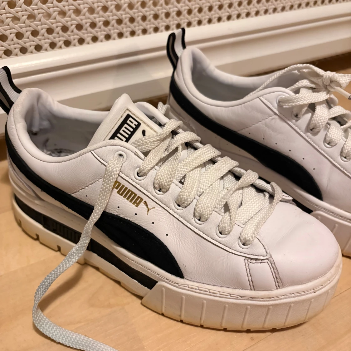 Puma vita sneakers med svart detalj - 1