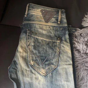 Pepe jeans, modell Fire, W30 L32 - Snygga blå jeans från pepe jeans med slitna detaljer och patchade hål. Jeansen har en tvättad look, klassiska fem fickor. Materialet är robust denim och passformen är rak med normal midja. Specifika modellen: PM2000752