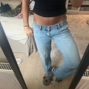 Scandi jeans från Gina tricot - Lågmidjade jeans som är baggy då jag gick upp en storlek. Har egentligen storlek 34 men dessa är i 36. Använda två gånger och i perfekt skick!