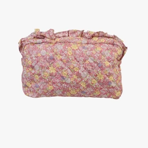 Stor blommig necessär - Stor quiltad necessär med blommigt mönster i rosa, gult och vitt. Necessären har volangdetalj upptill och stängs med dragkedja. Perfekt för långa resor eller till träning. Från hemtex