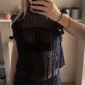 Blus - Säljer denna svarta spets blus ifrån Nelly i storlek Xs som är använd max 3 gånger.