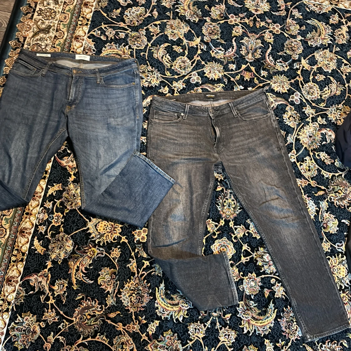 Två par jeans från Jack and Jones. Samma storlek på båda 34/30