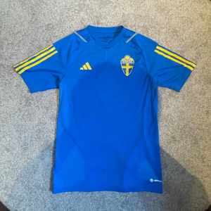 Adidas T-shirt Sverige - Tja! Säljer denna blåa Sverige Tshirt från Adidas, denna tröjan används av landslags spelare endast och säljs därför inte så den är otroligt limiterad! Storlek S 
