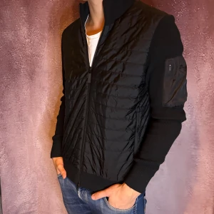 J.lindeberg cardigan  - Mycket fint skick | Size M (modellen är 187cm 73kg) | fraktar spårbart inom 24 timmar | för att köpa klicka ”köp nu” | vid frågor eller funderingar skriv en meddelande | följare får bättre rabatter🙌