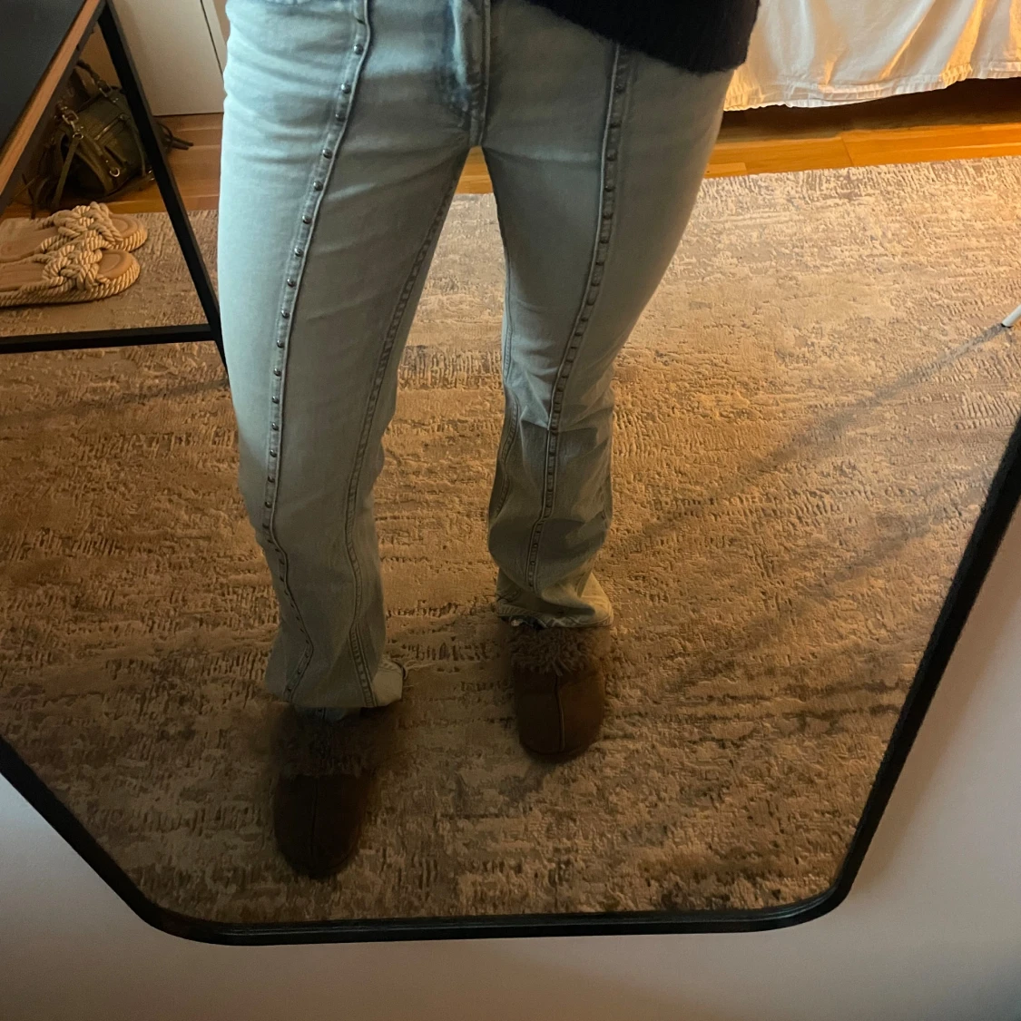 Ljusblå bootcut jeans med silver stenar (söm) - 1