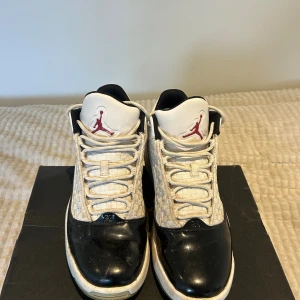 Jordan Max Aura 2 vit/svart/röd strl 42.5 - Säljer ett par Jordan Max Aura 2 sneakers i storlek 42.5. Skorna är vita med svarta och röda detaljer, har snörning och en cool vävd struktur på ovandelen. Klassisk Jumpman-logga på plösen och robust sula. Perfekta för dig som gillar streetwear och basketstil. Skorna är i Jättebra skick, inte skadade eller slitna nånstans bara lite smuts som går bort hur lätt som helst