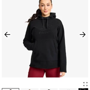 Svart Hoodie från RVRC - Svart hoodie från RVRC. Tröjan har huva, och långa ärmar med tryck rvrc logga på bröstet. Perfekt för kyliga dagar och chill outfits.