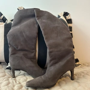 Grå mockastövlar med klack, storlek 38 - Gott skick, använda 1 gång. 