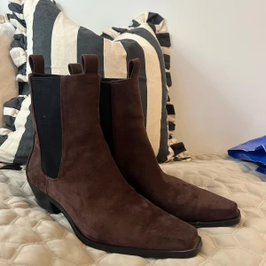 Bruna mocka chelsea boots H&M - Använda 1 gång så mycket bra skick. 