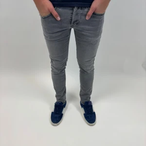 Dondup Jeans George  - Dondup Jeans George! Trendigaste jeansen på marknaden.  Skick= 9,5/10 Ny pris= 4000 kr Säljs för= 899 kr (Modellen har original slitningar från fabrik vilket är väldigt eftertraktat och populärt)