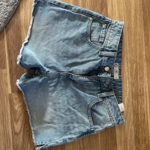 Blå jeansshorts från cubus - Säljer ett par klassiska blå jeansshorts från Cubus i storlek S använda 2 gånger!