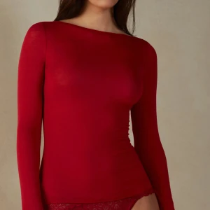 Röd långärmad topp från Intimissimi - Säljer en röd långärmad topp från Intimissimi i ultralätt material med kashmir. Toppen har en enkel, tight passform och en rak halsringning. Perfekt för dig som gillar mjuka och sköna plagg med stilren look. litet hål i bak nära nacken som är limmat och jättelitet i armen därav det låga priset. bara att höra av sig om ni vill se defekterna eller om de finns nån fråga