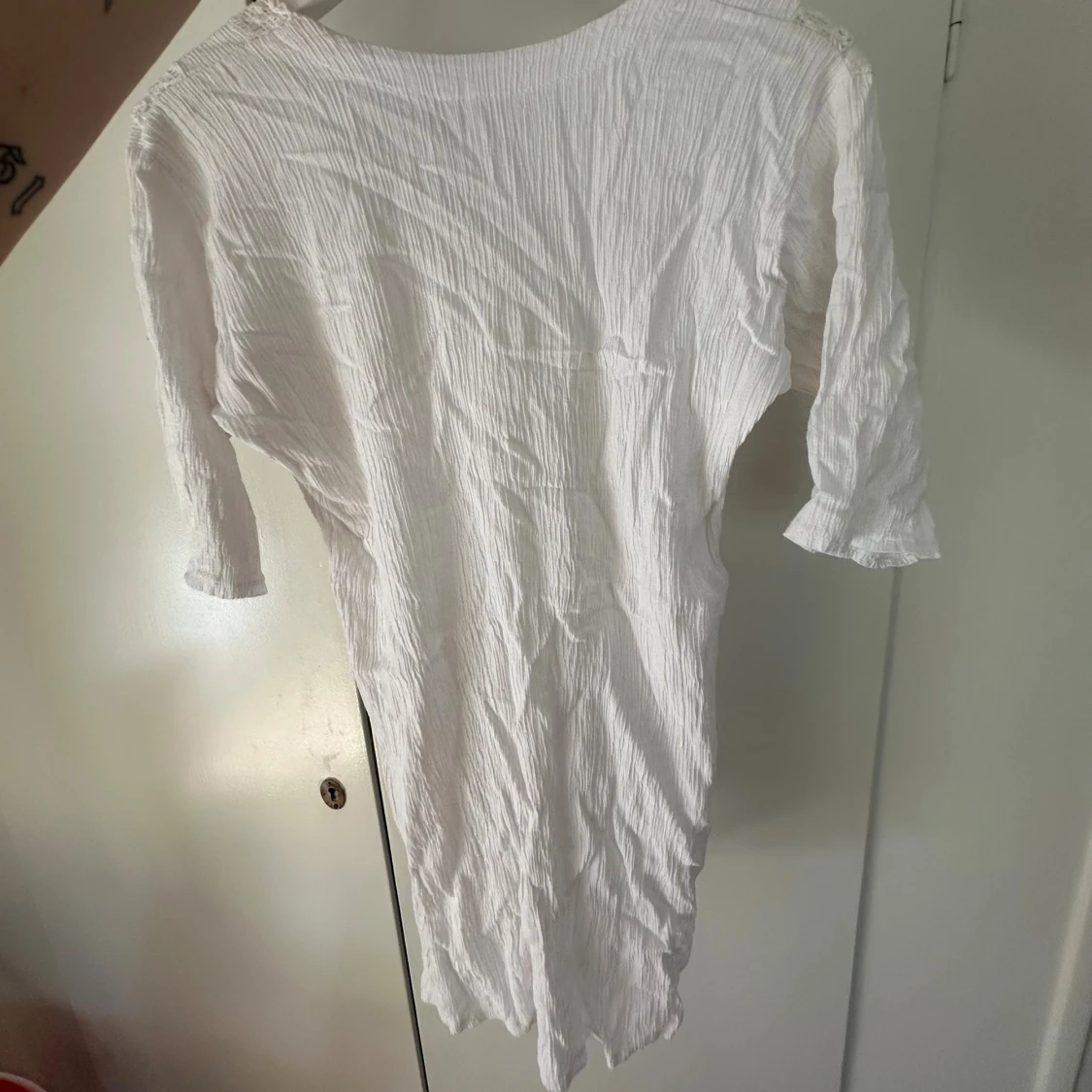 Vit klänning/morgonblus med spetsdetaljer - 1