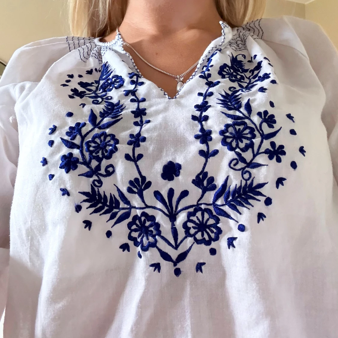 Vit blus med blå broderi - 2