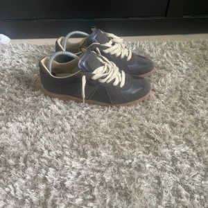 maison margiela skor  - Säljer nu mina maison margiela skor väldigt fint skick! men använda, storlek 41 dustbags tillkommer vid köp! hör av dig om du har frågor!! 