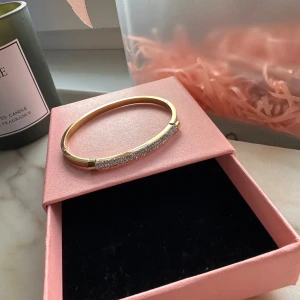 Guldigt armband med glittriga stenar - Vackert lyxigt armband och halsband set med fjärilmotiv som passar perfekt till alla outfits och alla dagar i veckan. Perfekt att ge bort i present eller unna sig själv. Material: rostfritt stål pläterat i guld