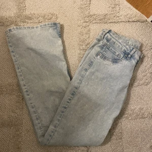 Ljusblå raka jeans i klassisk modell - Jättefina ljusblåa, lågmidjade, vida jeans. Trcken på användning längst ned på bakrebyxbenen