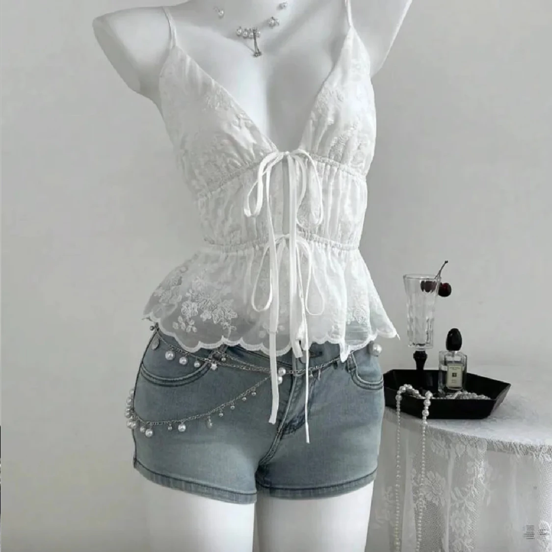 Vit blommig spets-linnetopp med snörning - 1