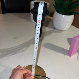 Bordslampa - Bordslampan som säljs den har några mindre defekter som man kan se på bilderna