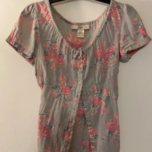 Söt blommig blus  - Supersöt blommig blus från Byer med rosa blommor, knappar framtill och söt knytning vid halsen. S/XS. Skriv om du har några frågor💕