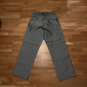 Shiny Baggy Southpole Jeans - Skitfeta shiny southpole brallor, bara använt en gång sen jag köpte dem. Mycket bra skick! 