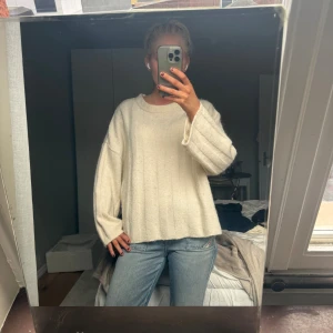 Vit stickad tröja - Fin stickad tröja i bra skick från ginas premium quality. Den är randigt sydd och är i bra skick. 💕