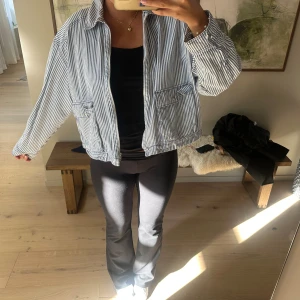 Randig jacka H&M  - Snygg jacka med blåvita ränder och dragkedja framtill. Storlek M. 