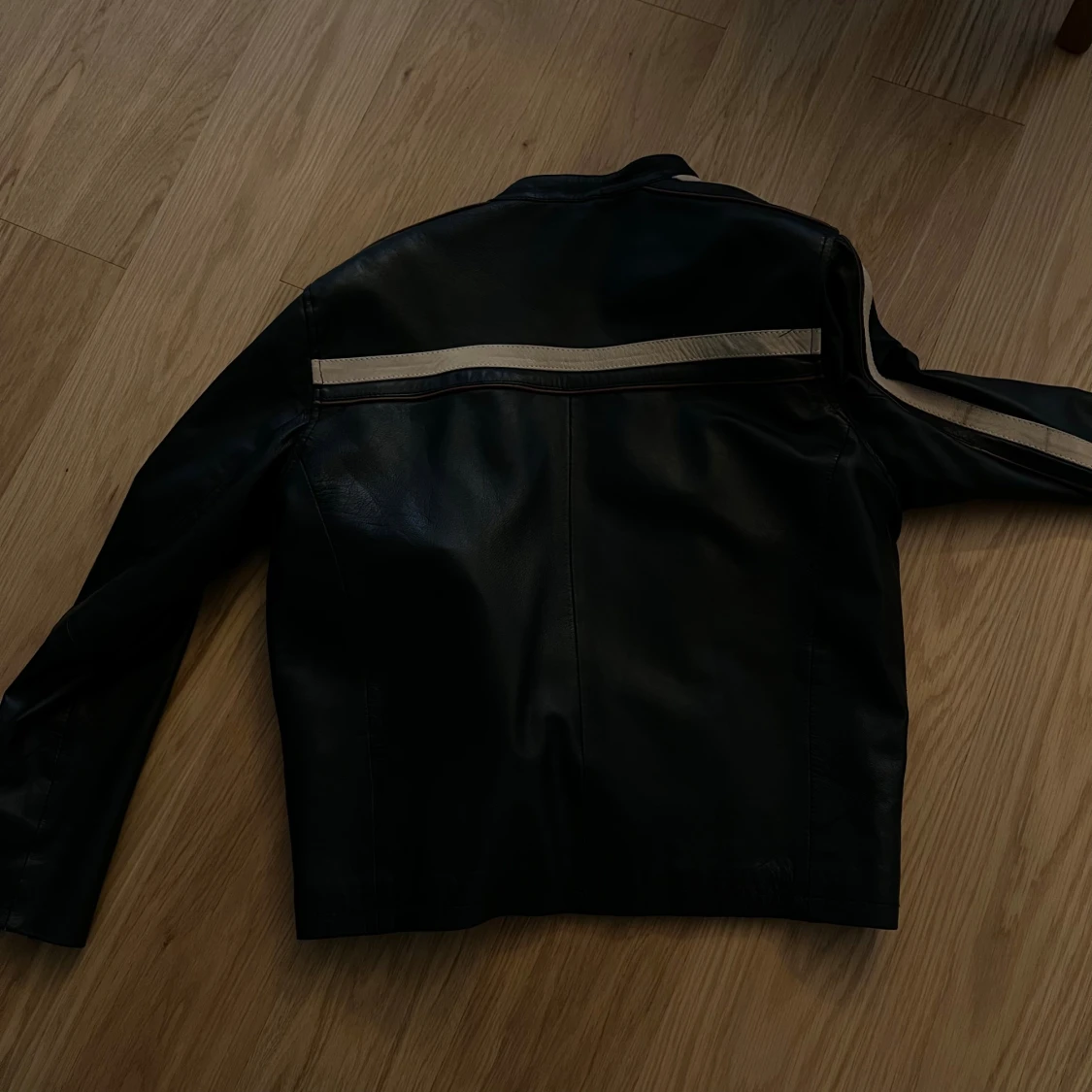 Svart skinnjacka med vita ränder Patino - 3