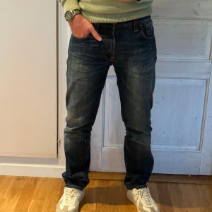 Otroligt Snygga Nudie Jeans W33/L32 - 🔥 Sällsynt chans! 🔥 De här jeansen är en unik modell som inte går att hitta i butik eller på andra plattformar – därav priset 👖💎 Köpta med en Life Tracks-touch, men har sedan blivit helt unika. ✅ Inga hål ✅ Inga synliga defekter ✅ 100% bomull – grym kvalitet Made in Italy Storlek: W33 / L32 Sitter riktigt snyggt och straight fit – perfekt passform!  💥 Säljer endast eftersom garderoben måste rensas. 💰 Pris kan diskuteras vid snabb affär!