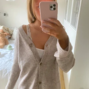 Kofta Lager 157 - Jättefin beige kofta från Lager157. Den är långärmad med knappar. Superfint och skönt material. Endast använd 1 gång pga att jag har många liknande💓