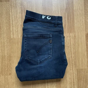 Dondup George jeans  - Säljer dessa feta Dondup jeansen! Skick 10/10 | Storlek 34 | Modell~George Lätt den populäraste modellen! Mått: Midja 42,5cm, Total längd i103cm, över låret 23cm, över knät 19cm, längst ner 16cm