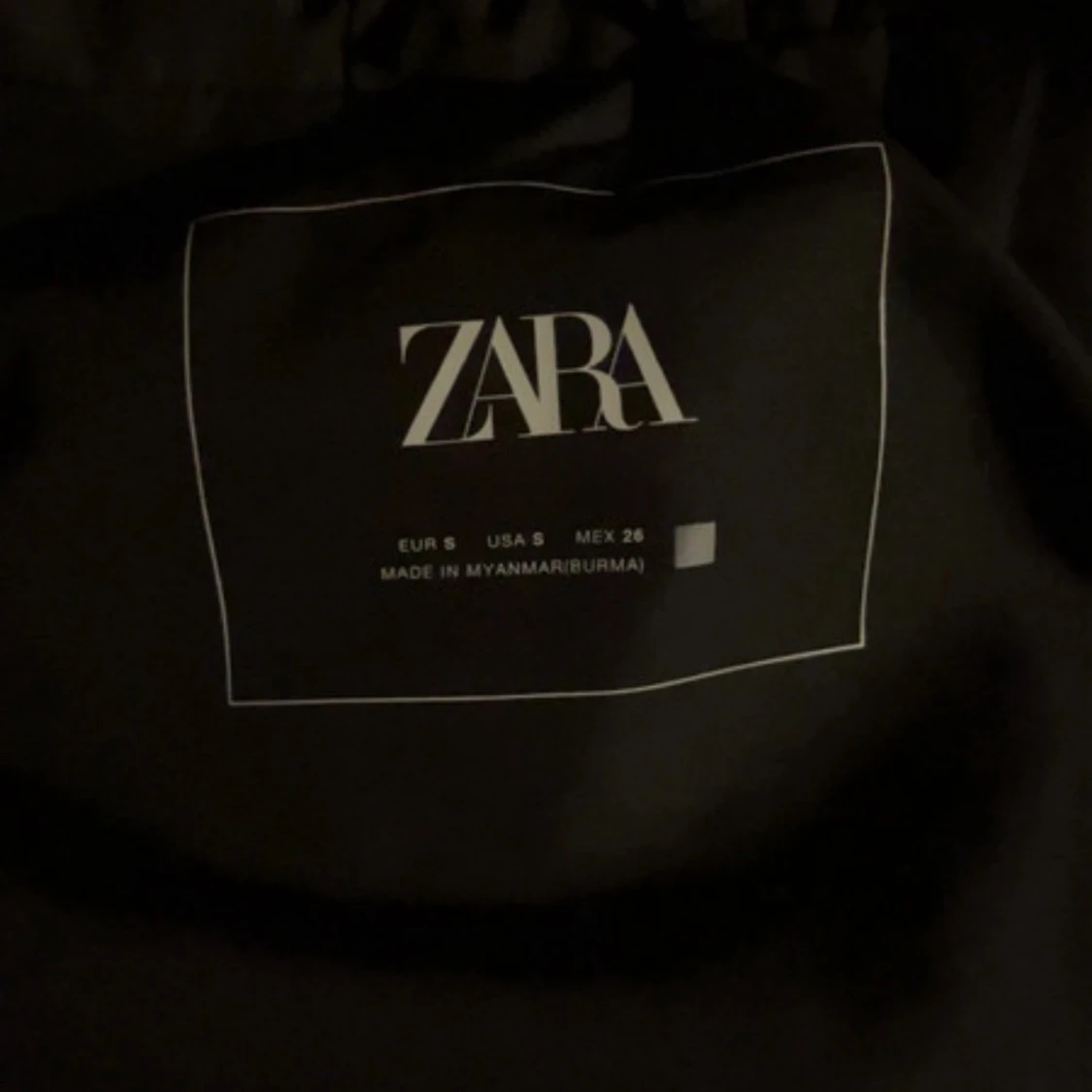 Svart dunväst med huva från Zara - 1