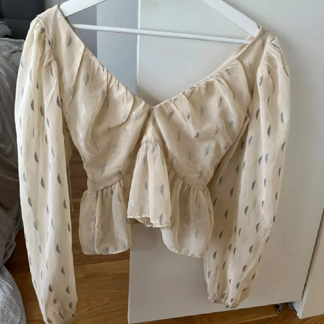 Beige blus med volang från H&M - 1