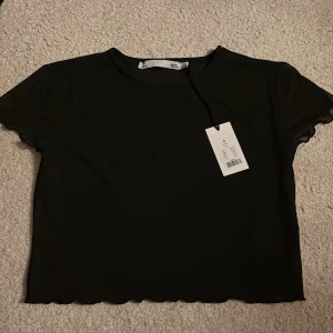 Svart croppad topp från 157 - En fin fest topp, helt ny aldrig använd har pris lappen kvar
