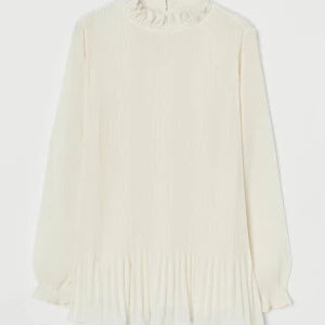 Elegant blus från H&M - Elegant långärmad blus från H&M i färgen ljus beige. Använd en gång. 