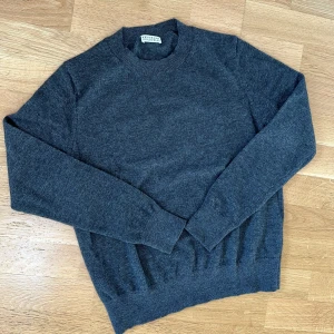 Brunello Cucinelli tröja - Grå ull tröja sweater sweatshirt, storlek XS herr, helt ny oanvänd
