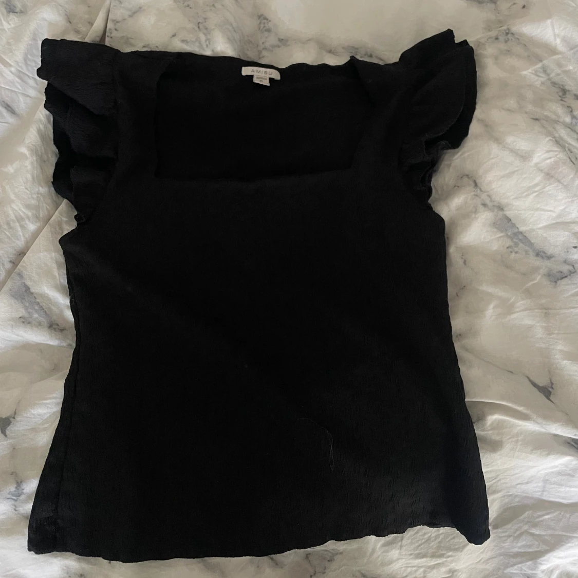 Svart volangtopp från Amisu