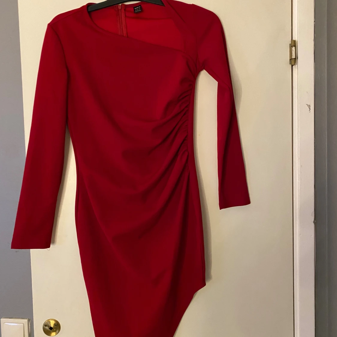 Röd asymmetrisk klänning från SHEIN