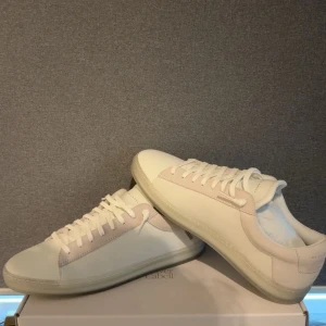 Oliver Cabell vita sneakers - Sjukt snygga. Köpte dom i vintras och fick hem dom för en vecka sen ungefär. Aldrig använda, testat och gå med dom hemma. Sjukt sköna skor.