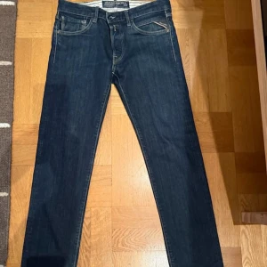 Blåa Replays - Ett par feta Reålays som är perfekta till hösten🔥. Är i mycket bra skick. Pris kan diskuteras.