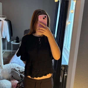 Svart blus med volang - Super fin blus 💘