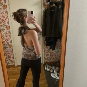 Halterneck topp med rosettknytning  - Halterneck topp med rosettknutning. Använd endast få gånger, därav i mycket bra skick!! Från Zara och i storlek S