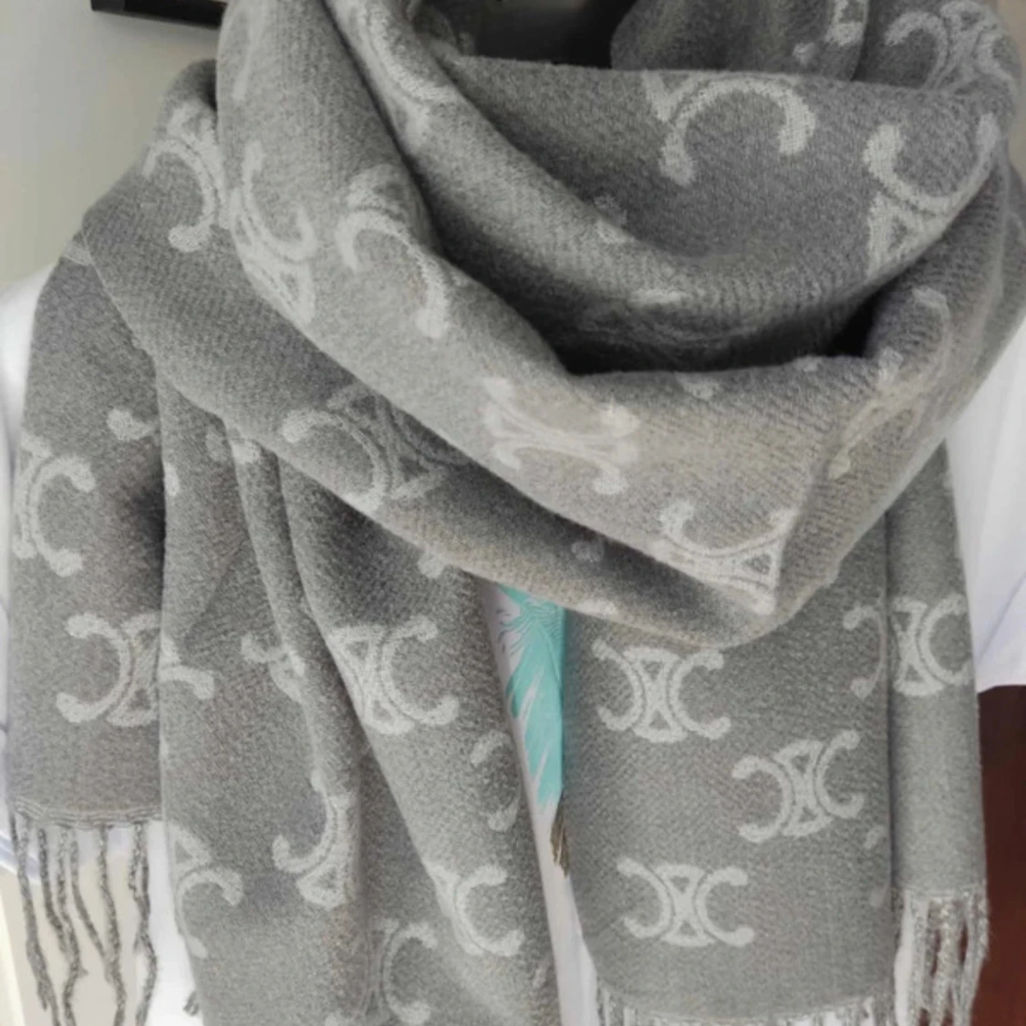 Grå halsduk med mönster från Celine