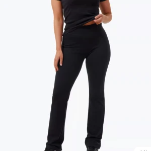 Bootcut träningstights  - Säljer mina bootcut träningstights från Intersport från märket Firefly. De är använda ett fåtal gånger och är i ett jättefint skick!