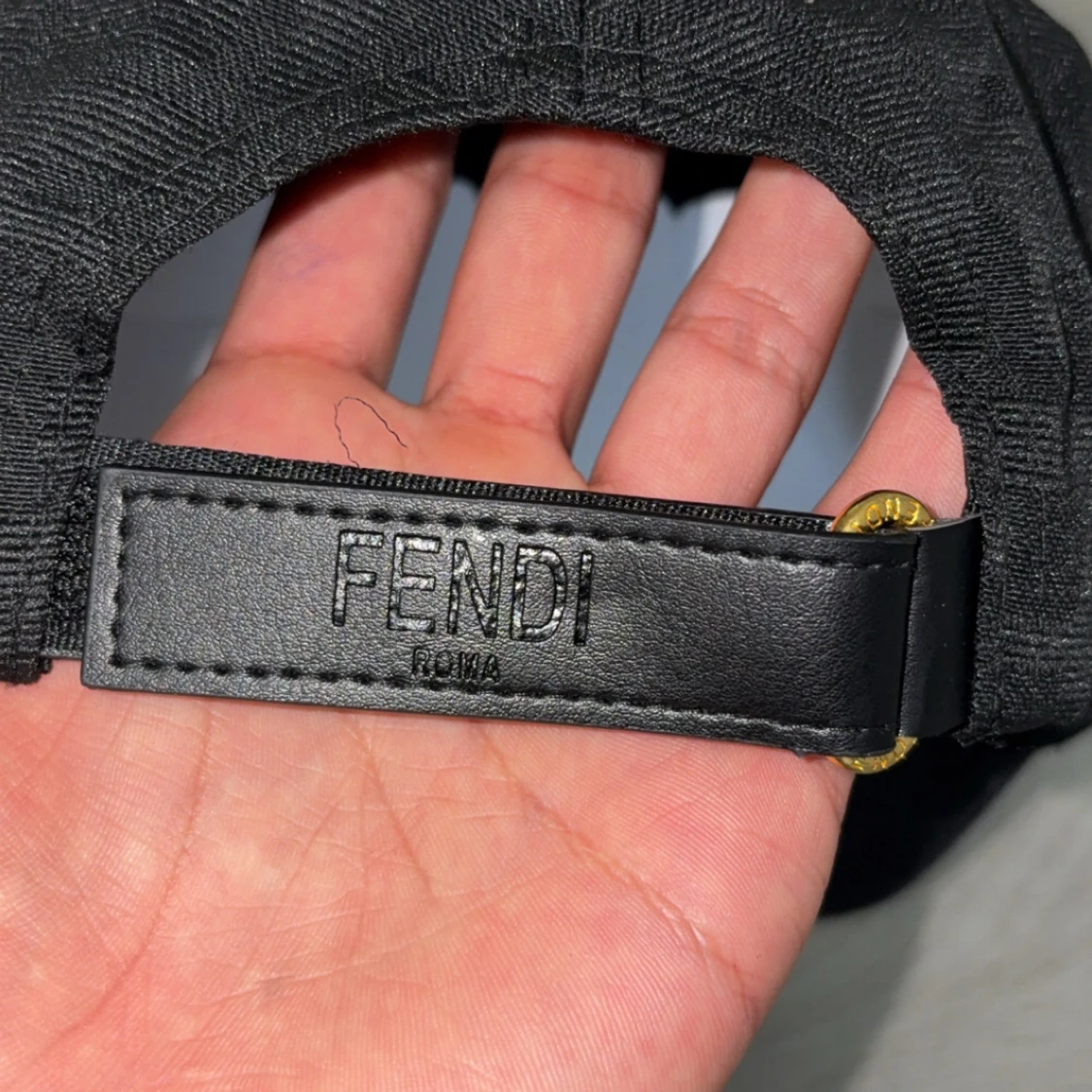 Svart keps från Fendi med logomönster - 1