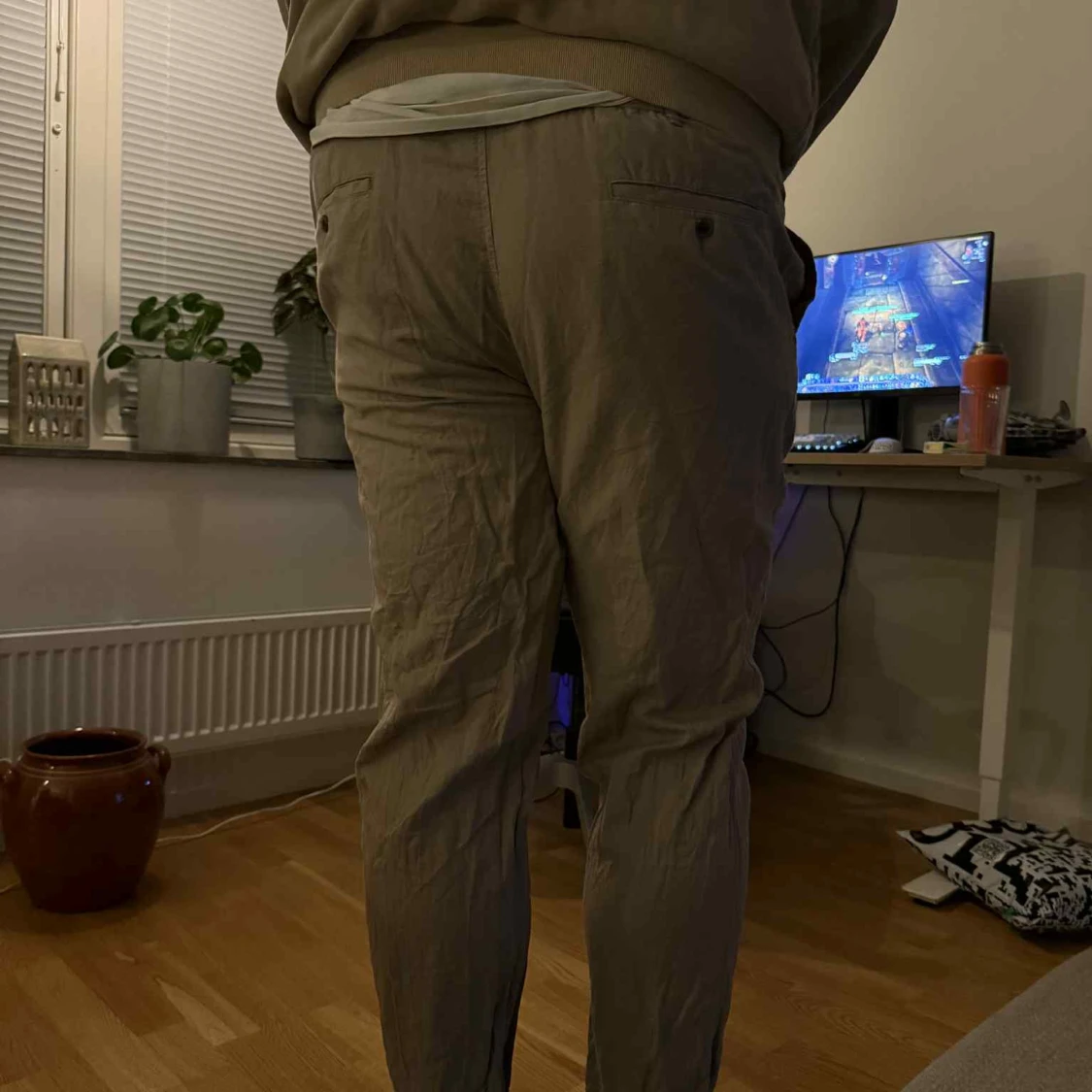 Beiga chinos med smal passform