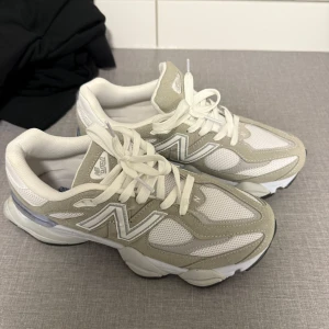 New Balance 9060 vita sneakers - Bra skick på skorna, använda en gång. 