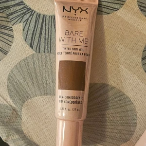 NYX Bare With Me Tinted Skin Veil - NYX Bare With Me Tinted Skin Veil i nyanserna Deep Espresso och Deep Rich. Lätt, viktlös formula som ger en fräsch look och jämnar ut hudtonen. Kommer i mjuka tuber på 27 ml. Perfekt för dig som vill ha en naturlig finish med sömlös täckning.skriv pm vilken farg vill du ha 150kr.per st