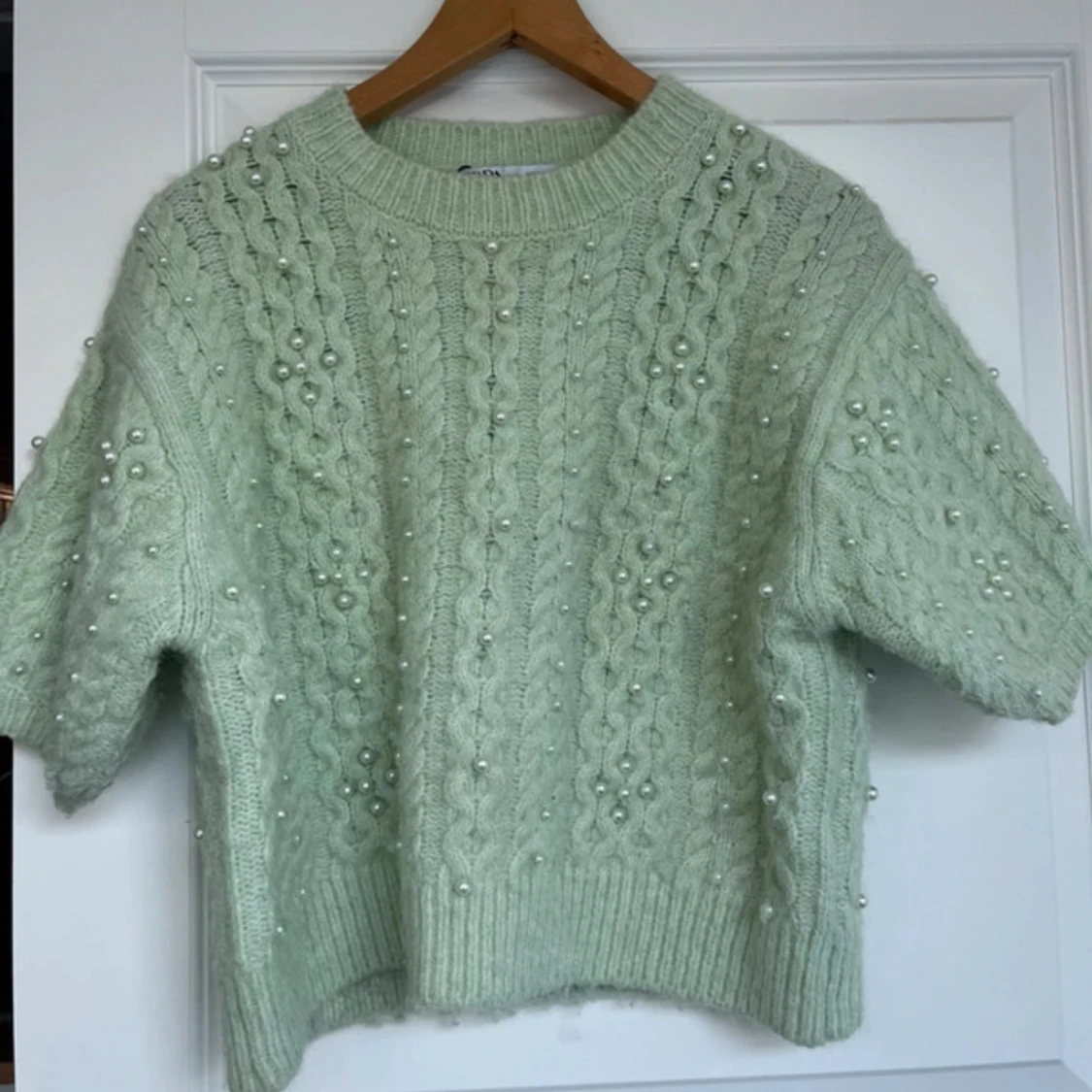  stickad tröja med pärlor
